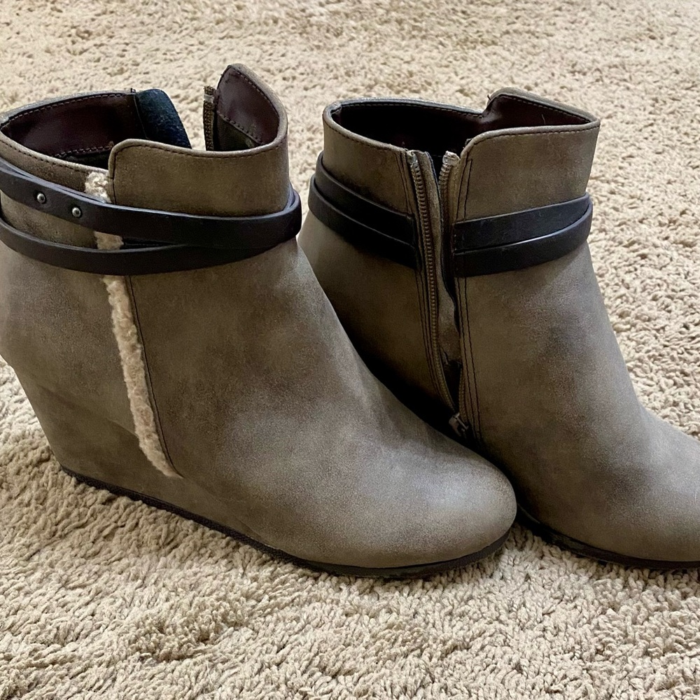 Stylish Women's Wedge Ankle Boots - Brown